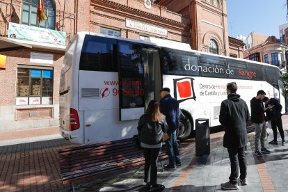 Punto móvil de donación de Sangre en Valladolid. / LOSTAU