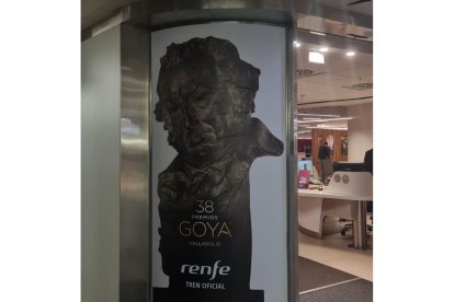 Publicidad de los Goya en una estación de tren. / E. M.