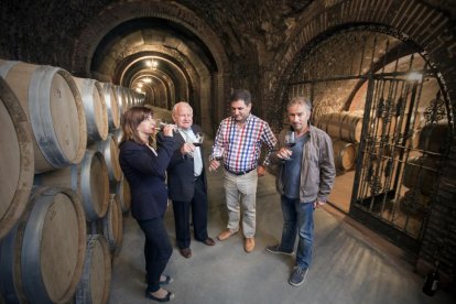 Ramón Arroyo, segundo por la derecha, posa con su padre y sus hermanos en la bodega subterránea.-E.M.