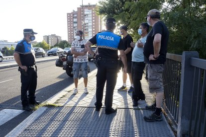 Agente de la Policía Local en labores de control del cumplimiento de las medidas Covid-19. PHOTOGENIC / PABLO REQUEJO