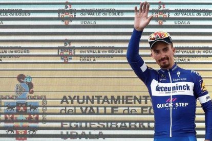 Julian Alaphilippe,  en el podio de la Vuelta al País Vasco.-EFE