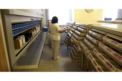 Imagen de los cajetines de medicamentos de una farmacia hospitalaria.-ICAL