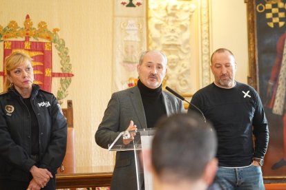 Alberto Cuadrado, concejal de Salud Pública y Seguridad Ciudadana, junto con la jefa de Policía, Julia González, y el director del colegio Cristóbal Colón, Alberto Rodríguez. ICAL