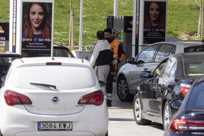 Colas de vehículos en una gasolinera de Valladolid para repostar combustible en el primer día de aplicación del descuento de 20 céntimos por litro.- PHOTOGENIC