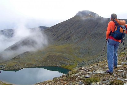 Un montañero observa la Laguna de Urbión desde el Campeón.-NACHO SAEZ