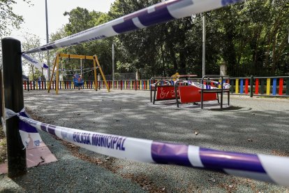 Zona de juegos clausurada por la Policía Municipal en el Campo Grande de Valladolid. J.M. LOSTAU