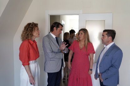 El consejero de Medio Ambiente, Vivienda y Ordenación del Territorio, Juan Carlos Suárez-Quiñones, visita dos viviendas del programa 'Rehabitare'.- ICAL