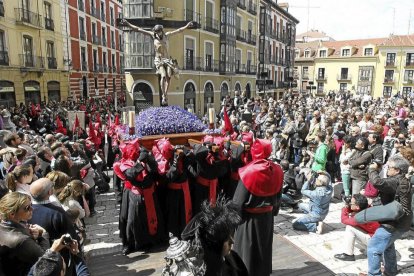 El Cristo de la Luz de Gregorio Fernández entra en la Catedral a hacer su estación de penitencia el Jueves Santo-J.M.Lostau