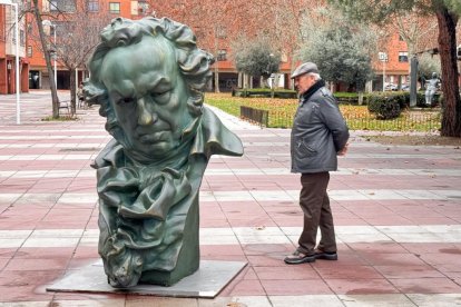 Réplica del galardón de los premios Goya en la plaza de Castilla de Valladolid. -J.M. LOSTAU.