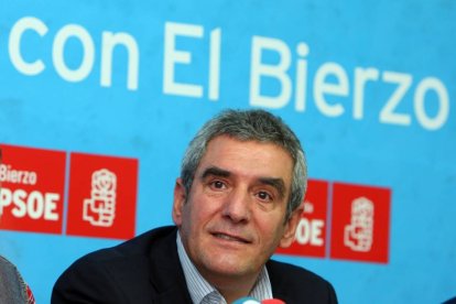 El precandidato a la Secretaría General del PSOE de Castilla y León, Julio Villarrubia (C), en la sede del partido en Ponferrada (León)-Ical