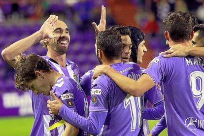 Los jugadores del Valladolid celebran uno de los goles frente al Lorca.-J. M. LOSTAU