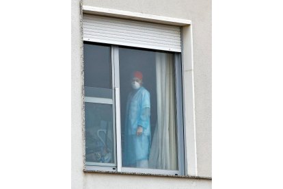 Personal dentro de una residencia de mayores. - JUAN MIGUEL LOSTAU.