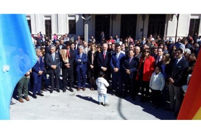 La bandera argentina y la española juntas en el acto de conmemoración del 424 aniversario.-E.M.