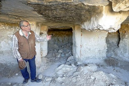 Victoriano Aguado explica cómo se distribuía una casa cueva, donde residió más de diez años.-J.M. LOSTAU