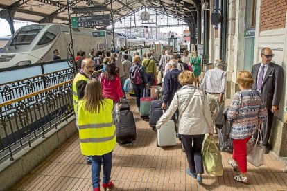 Varios pasajeros se disponen a tomar el tren en la estación Campo Grande de Valladolid.-ALBERTO MINGUEZA