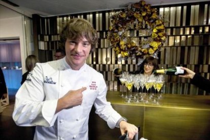 El cocinero de Àbac celebra la consecución de su tercera estrella Michelin-EFE / ENRIC FONTCUBERTA