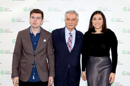 Alejandro del Hierro y Lucía Álvarez reciben las ayudas
predoctorales a investigadores de manos del presidente de la AECC de Valladolid, Artemio Domínguez - ICAL