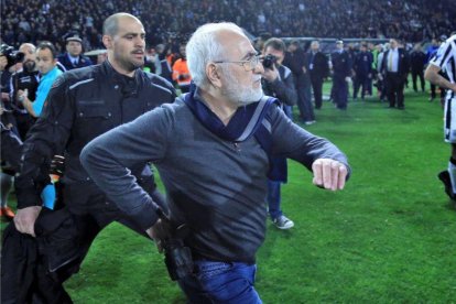 El presidente del PAOK griego invade el terreno de juego portando una pistola en su cintura.-INTIME (REUTERS)