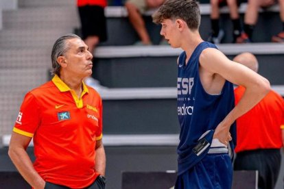 Scariolo da indicaciones a De Larrea en el entrenamiento. / FEB