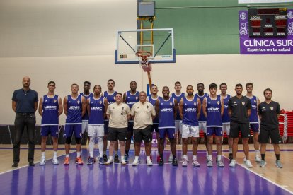 Foto de plantilla del Real Valladolid Baloncesto antes de la marcha de Gilbert. / ANA PUENTE / RVB