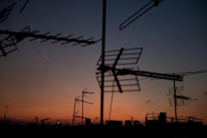 Antenas de televisión en los tejados de unos edificios.-EL PERIÓDICO