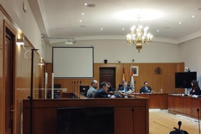 El acusado, junto a su abogado y el letrado del coto de caza durante el juicio. EP