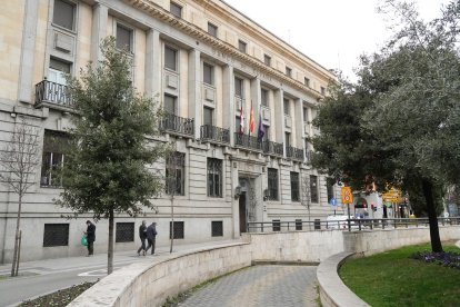 Vista del Banco de España de Valladolid, que se va a someter a labores de restauración y limpieza.- J.M. LOSTAU