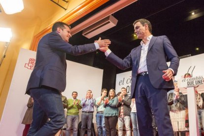 El secretario autonómico del PSOE, Luis Tudanca  y el líder nacional del partido, Pedro Sánchez, se saludan en Valladolid-Miguel Ángel Santos