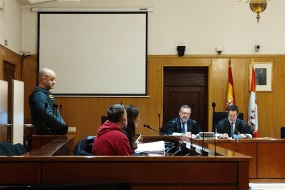 El condenado por delito de odio y maltrato, de espaldas, durante la vista de conformidad celebrada este miércoles en la Audiencia de Valladolid. - E. PRESS