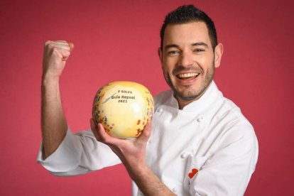 Cristóbal Muñoz, chef de Ambivium, con el Sol Repsol. / GUÍA REPSOL