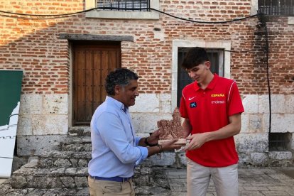 El alcalde de Simancas, Alberto Plaza, junto al deportista Sergio de Larrea durante el homenaje realizado en el municipio vallisoletano .-AYUNTAMIENTO DE SIMANCAS