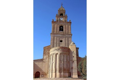 Torre de la iglesia de San Boal, en Pozaldez. A la derecha, detalle de San Pedro, de Villagarcía de Campos.-M.T.