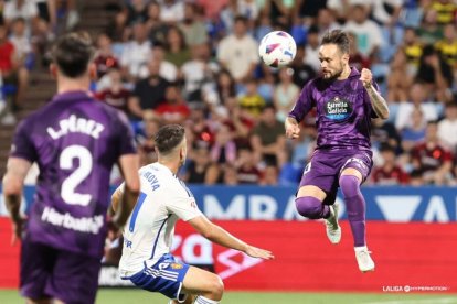 Iván Sánchez cabecea ante el jugador del Zaragoza, Moya. / LALIGA