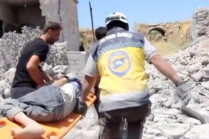 Cascos Blancos trasladan a un herido en los bombardeos de la ciudad siria de Sfuhen.-REUTERS