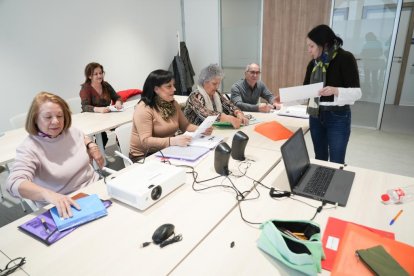 Clase de inglés en el centro de vida activa de Parquesol, imagen de archivo.- J.M. LOSTAU