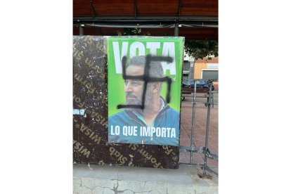 Cartel de Vox en Zaratán con una esvástica pintada. -@VOXVALLADOLID