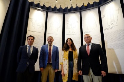 Presentación de la exposición ‘El Fuego de la Conciencia. 25 años de El Hereje de Delibes’ por parte del director de la Fundación de Castilla y León, Juan Zapatero, y del director de la Fundación Miguel Delibes, Fernando Zamácola, y de Mario Crespo, comisario de la muestra. Les acompaña la arquitecta Beatriz Rubio. -ICAL