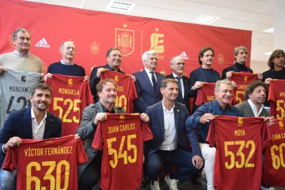 Los jugadores con sus camisetas conmemorativas.