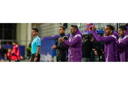 Pezzolano aplaude a sus jugadores desde la zona técnica del banquillo en la debacle en Ipurua ante el Eibar./ RVCF