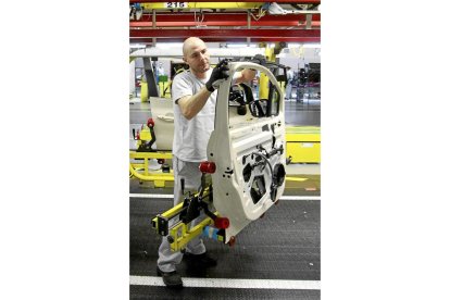 Un trabajador en la fábrica Renault de Valladolid.- J.M. LOSTAU