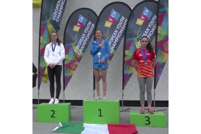 Iziar Martínez (derecha) en el tercer cajón de la Copa de Europa juvenil de dificultad. / El MUNDO