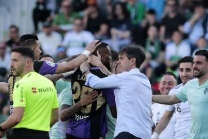 Larin, felicitado tras su gol en Elche.