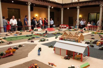 La consejera de Agricultura y Ganadería, Silvia Clemente, asiste a la inauguración de la exposición de la maqueta 'Campos de cultivo y oficios de la provincia'-Ical