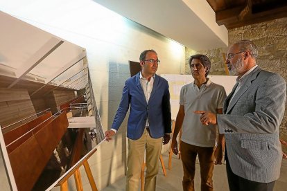 El vicepresidente de la Diputación, Víctor Alonso, junto al Director de la obra José María Álvarez y Alex Miranda de Construcciones Tudmir .-MIGUEL ÁNGEL SANTOS