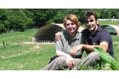 Elena López y Alejandro Fernández-Villa posan en su granja,.-V.C.