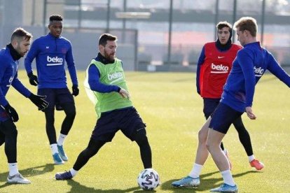 Entrenamiento del Barça antes de viajar a Arabia Saudí.-