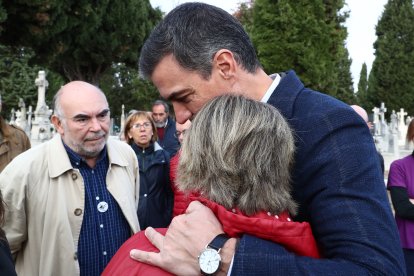 Visita de Pedro Sánchez a la fosa del cementerio El Carmen. MONCLOA