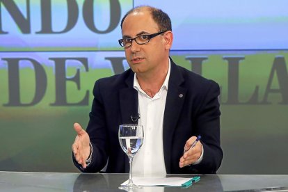 Luis Vélez durante ‘La Quinta Esquina’, programa emitido en La 8 Valladolid.-J. M. LOSTAU