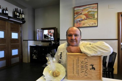 José Antonio Soto  posa junto al original papillote de judías verdes y sepia y un vino de la tierra.-V. GUISANDE.