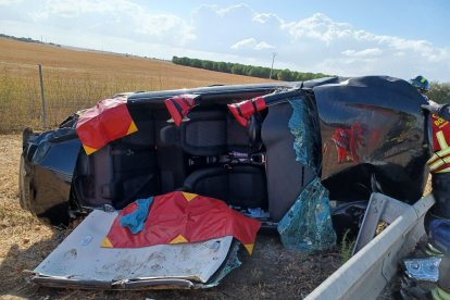 Accidente mortal en la A-6, a la altura de Villardefrades en Valladolid.-BOMBEROS DIPUTACIÓN DE VALLADOLID